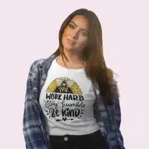 Camiseta de girasol & abeja con frase work hard stay humble be kind