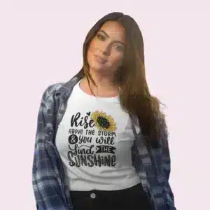 Camiseta de girasol con frase rise above the storm & you will find the sunshine