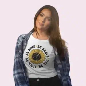 Camiseta de girasol con frases be brave, be you, be true, be kind