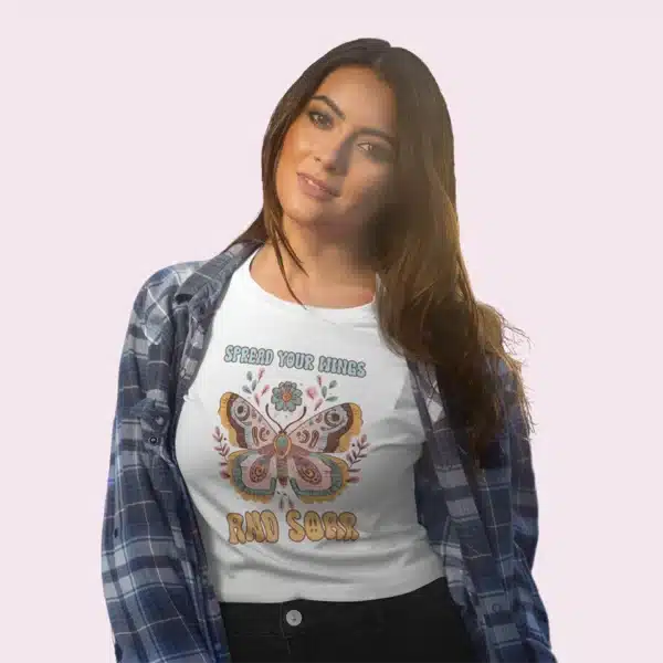 Camiseta hippie con frase spread your wings and soar